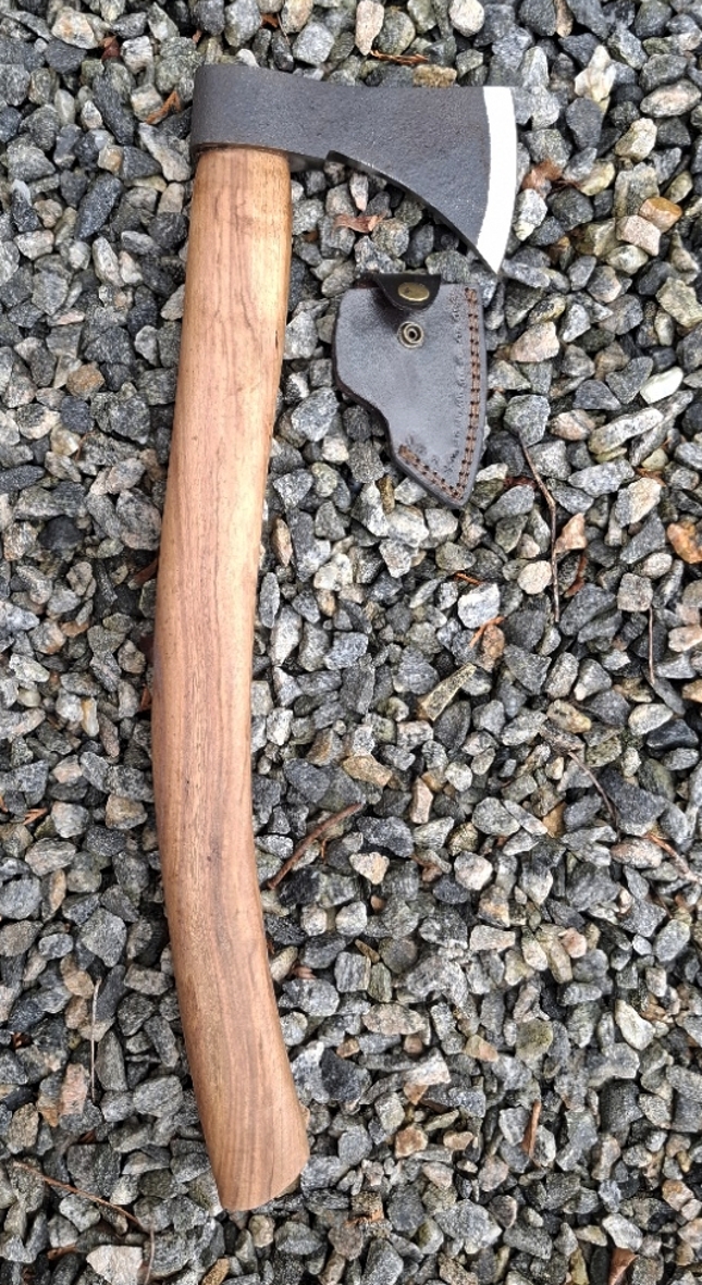 Vikingyxa  i Kolstål  med läder skydd