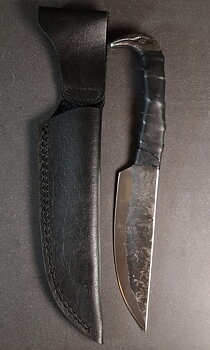 Korphuvud Kniv i handsmidd järn med svart fördral