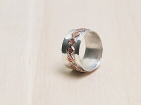 Ring med dekoration