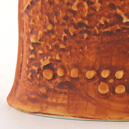  Bertil Vallien (Terra 1978) Brown Hourglass Vase with Relief Decor 13 cm (1)