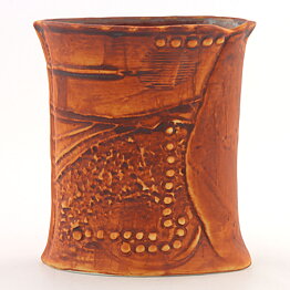  Bertil Vallien (Terra 1978) Brown Hourglass Vase with Relief Decor 13 cm (1)