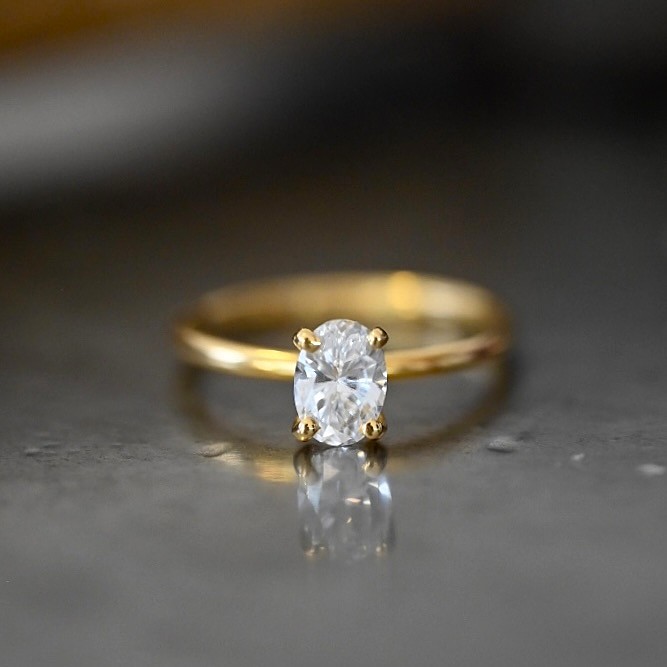 Ring Juno handgjord oval ädelsten guld 18 karat 