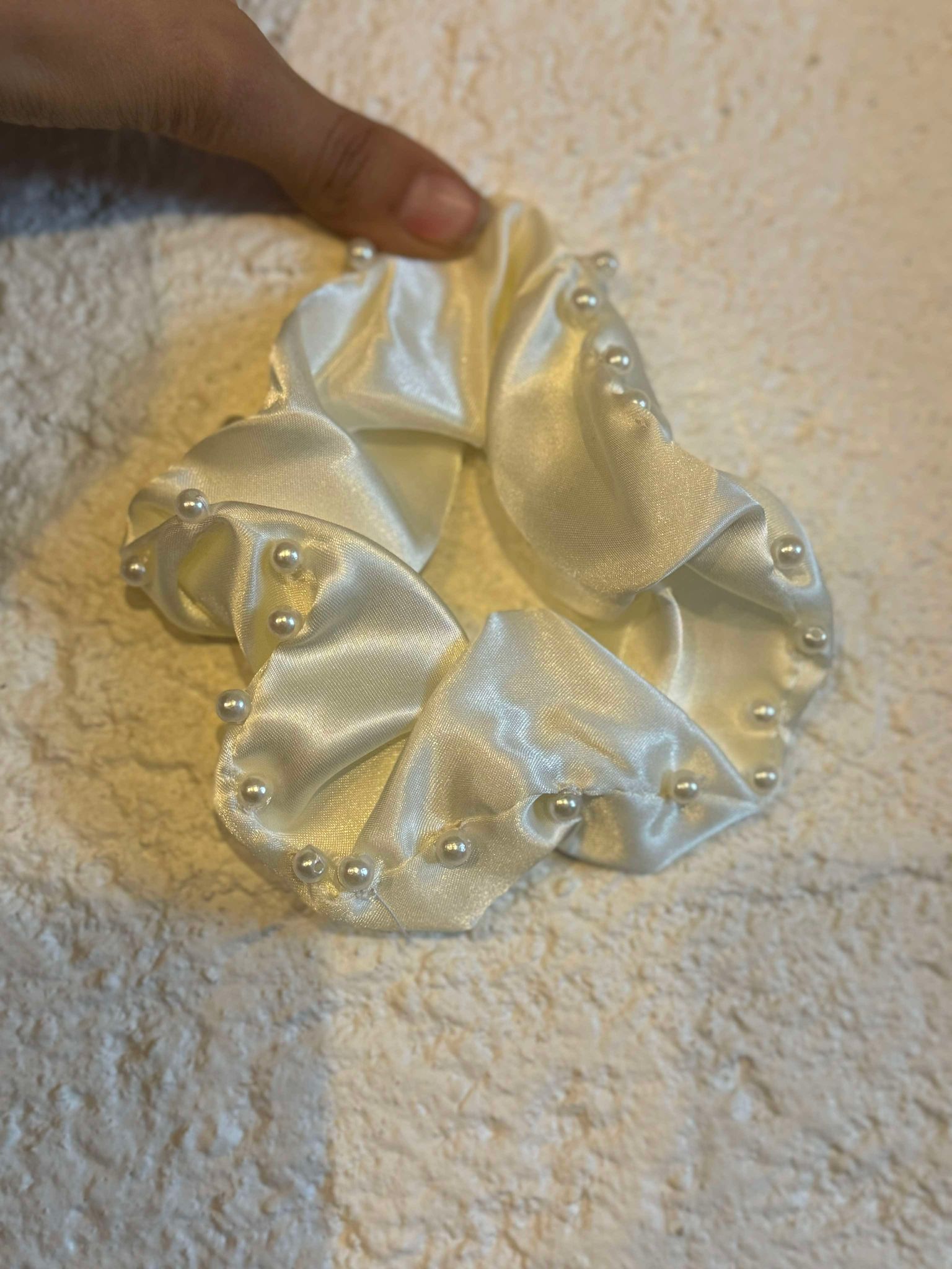 ShowQuest Satin Scrunchie OffWhite med perler