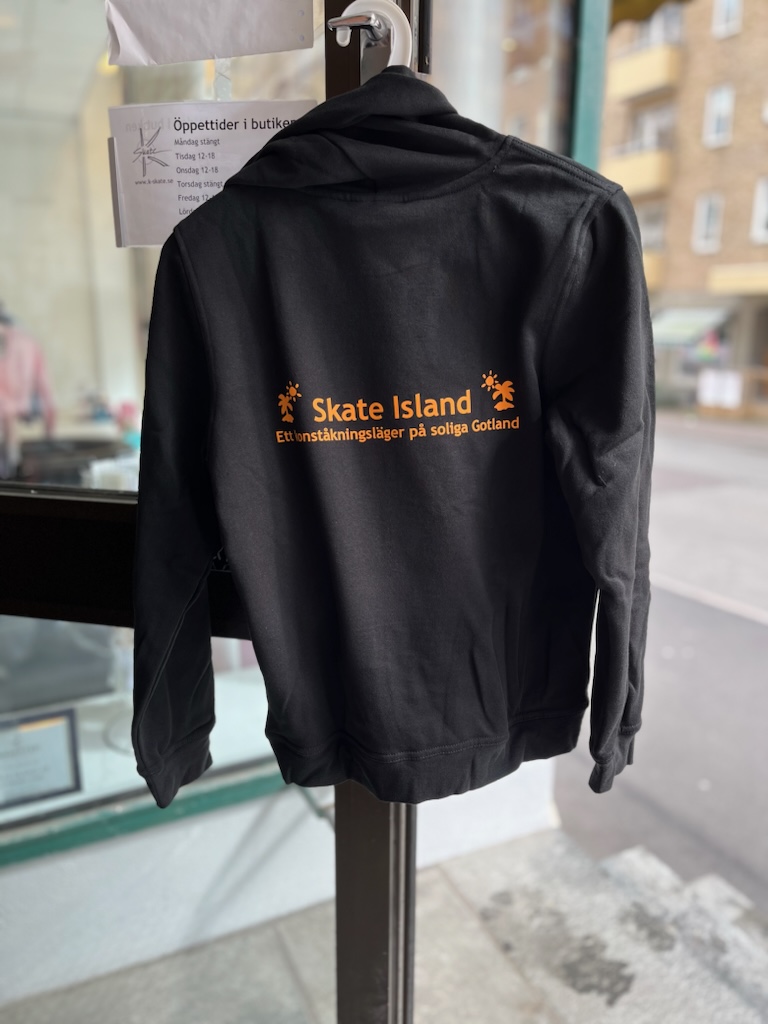Hoodtröja med Skate Island tryck  - enbart för deltagare på vårt läger