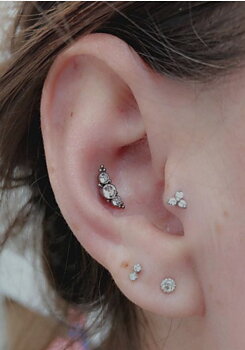 Barbell eller labret i titan till örpiercing