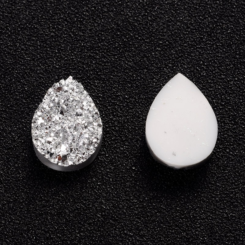 Druzy cabochon i resin i silvergrått, droppformad 14x10x3 mm med platt baksida utan hål, för smycken och dekorationer, 10 st.
