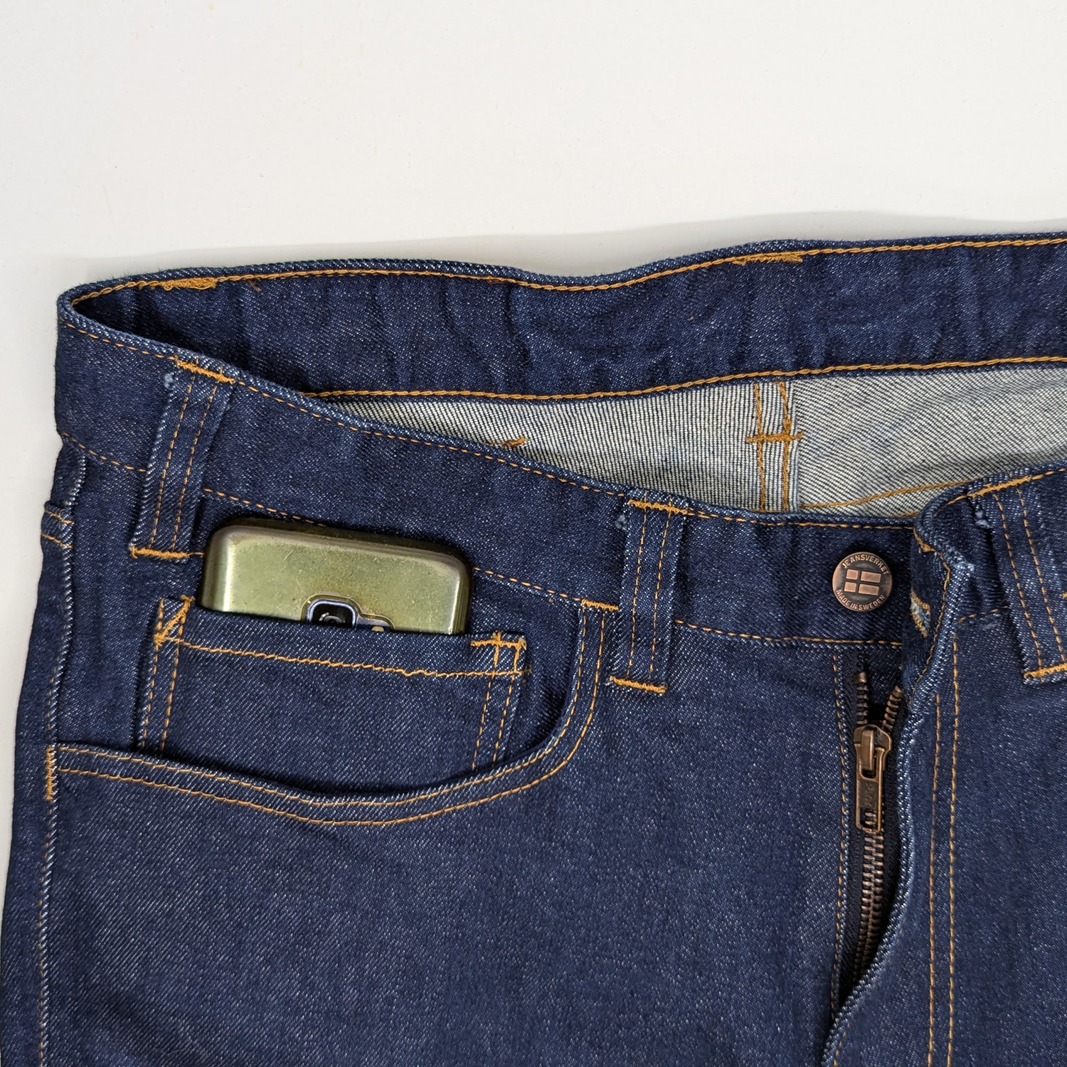 mörka blåjeans i 3% stretch modell JV002 regular Ecostretch bild på ficka fram för mobiltelefon/myntficka