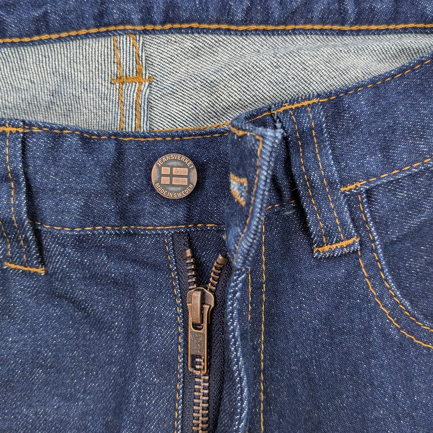 mörka blåjeans i 3% stretch modell JV002 regular Ecostretch närbild gylf
