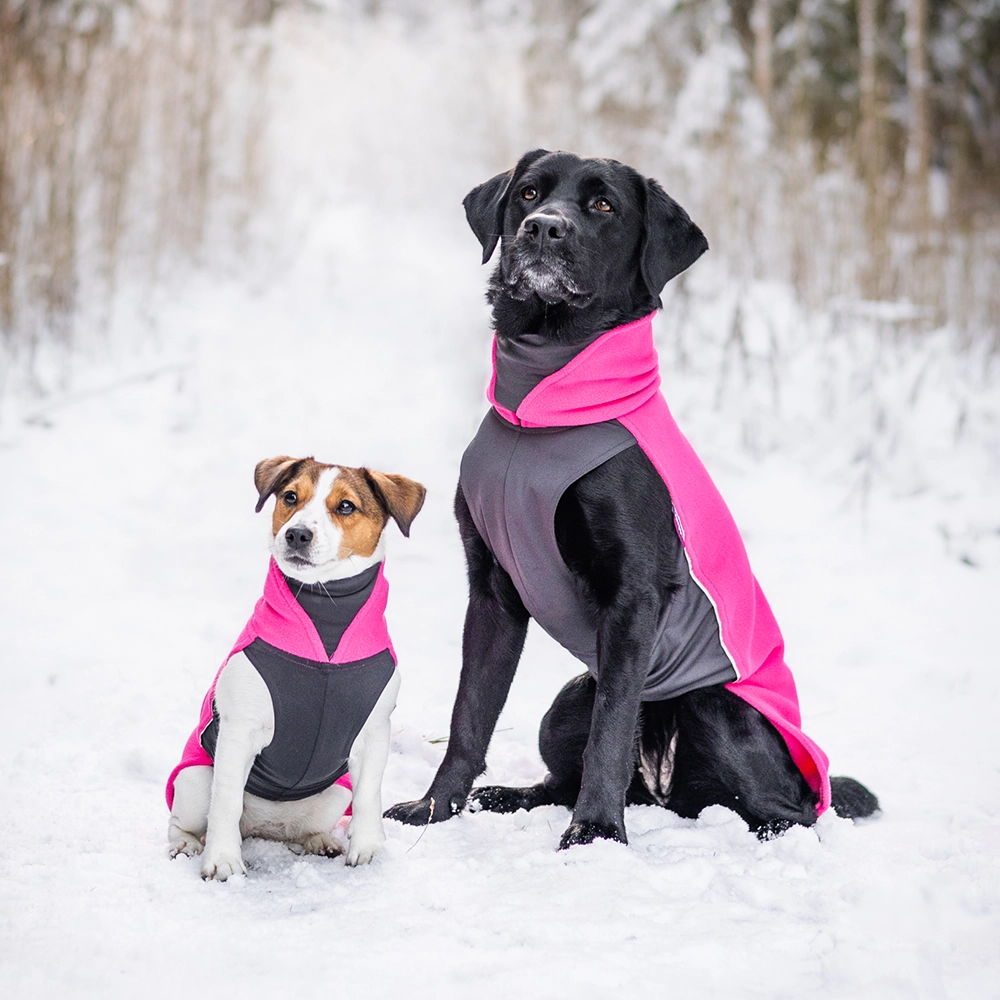 Hundtäcke i rosa fleecetäcke figursydd hundjacka Pomppa Jumppa pink