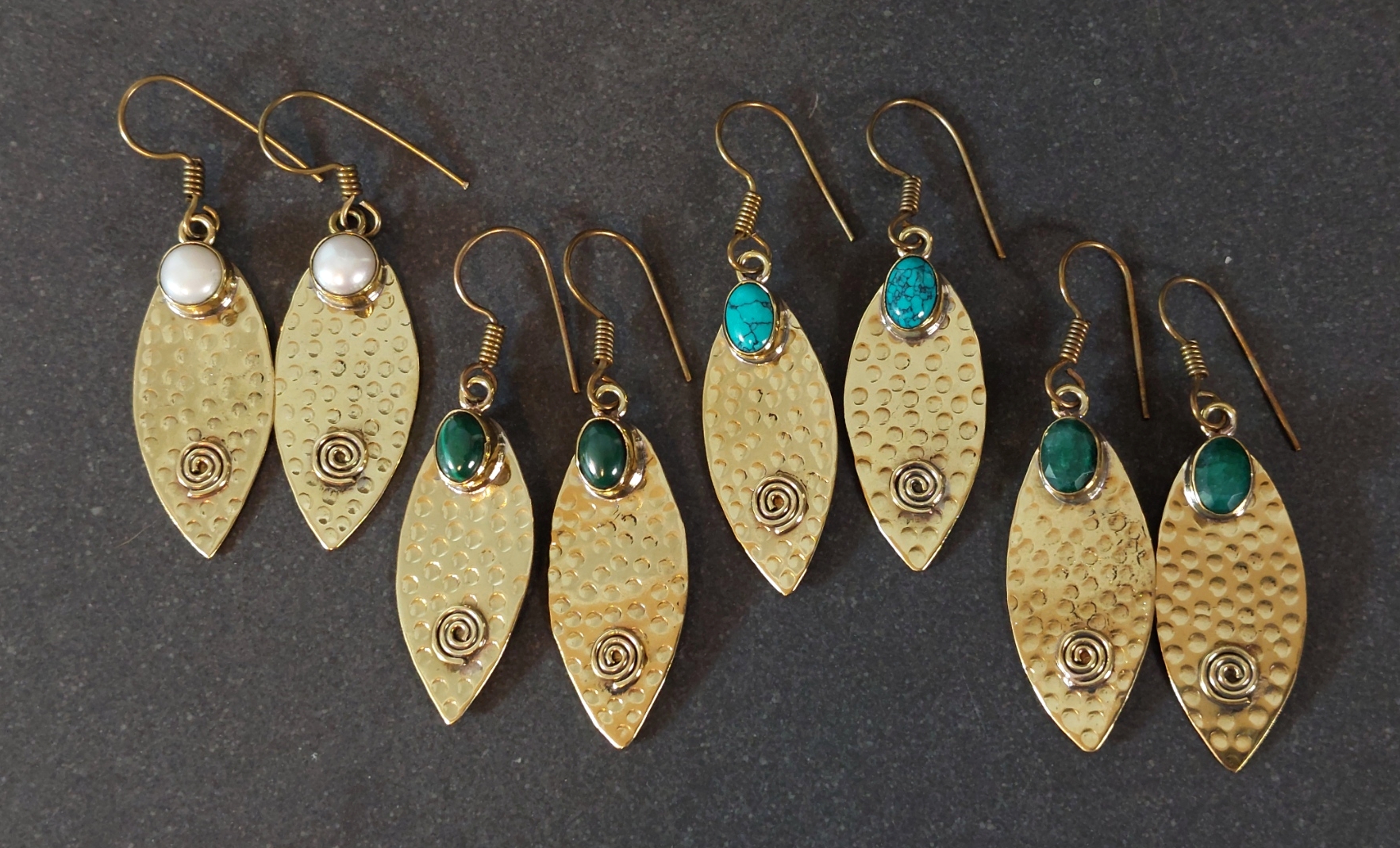 Örhängen i Brons med Cabochon - Spiral