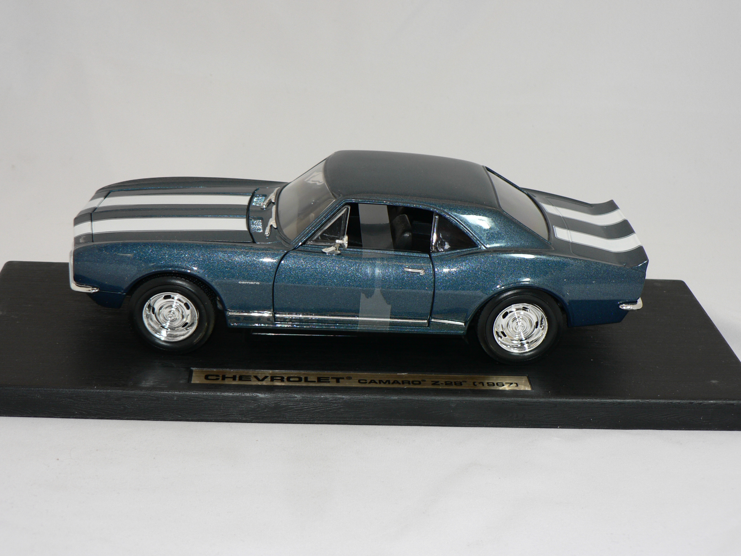 Chevrolet Camaro -1967  1:18 Road Legends - 3