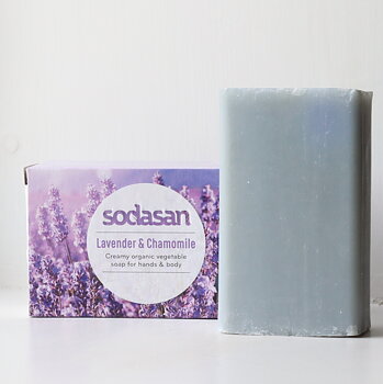 Sodasan Lavendel & Kamomill Ekologisk Fast Tvål 100 g tvål utan förpackning visas