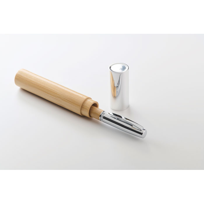 Kuglepen med bambusfinish og matchende etui i naturmateriale.