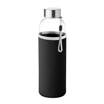 Vandflaske i glas med sort beskyttelsesdæksel og metalhætte med rem