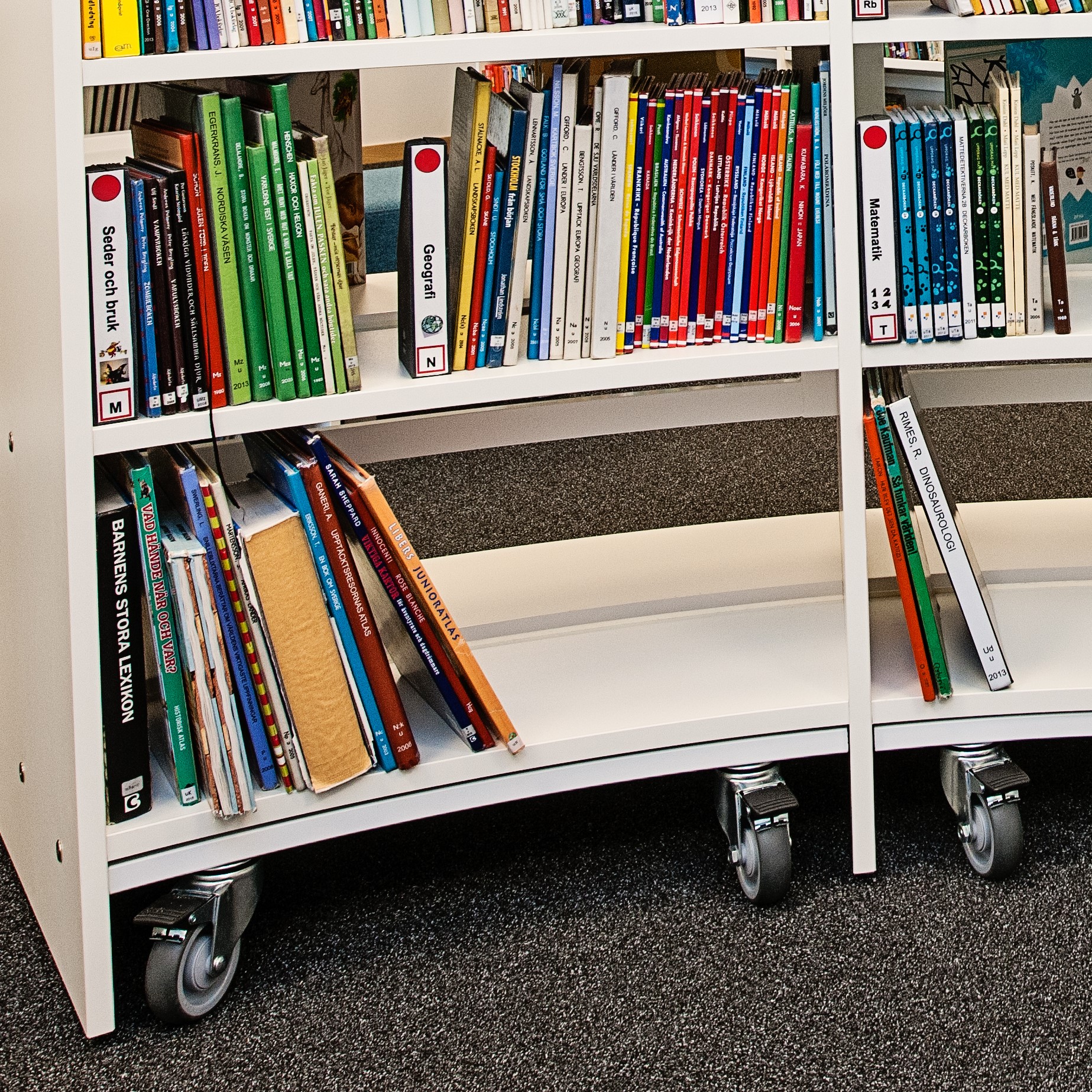 Atlas Hjulram – metallram med 4 hjul till Atlas hyllsystem, varav 2 bromsade, för att göra hyllmoduler flyttbara i bibliotek och offentliga miljöer.