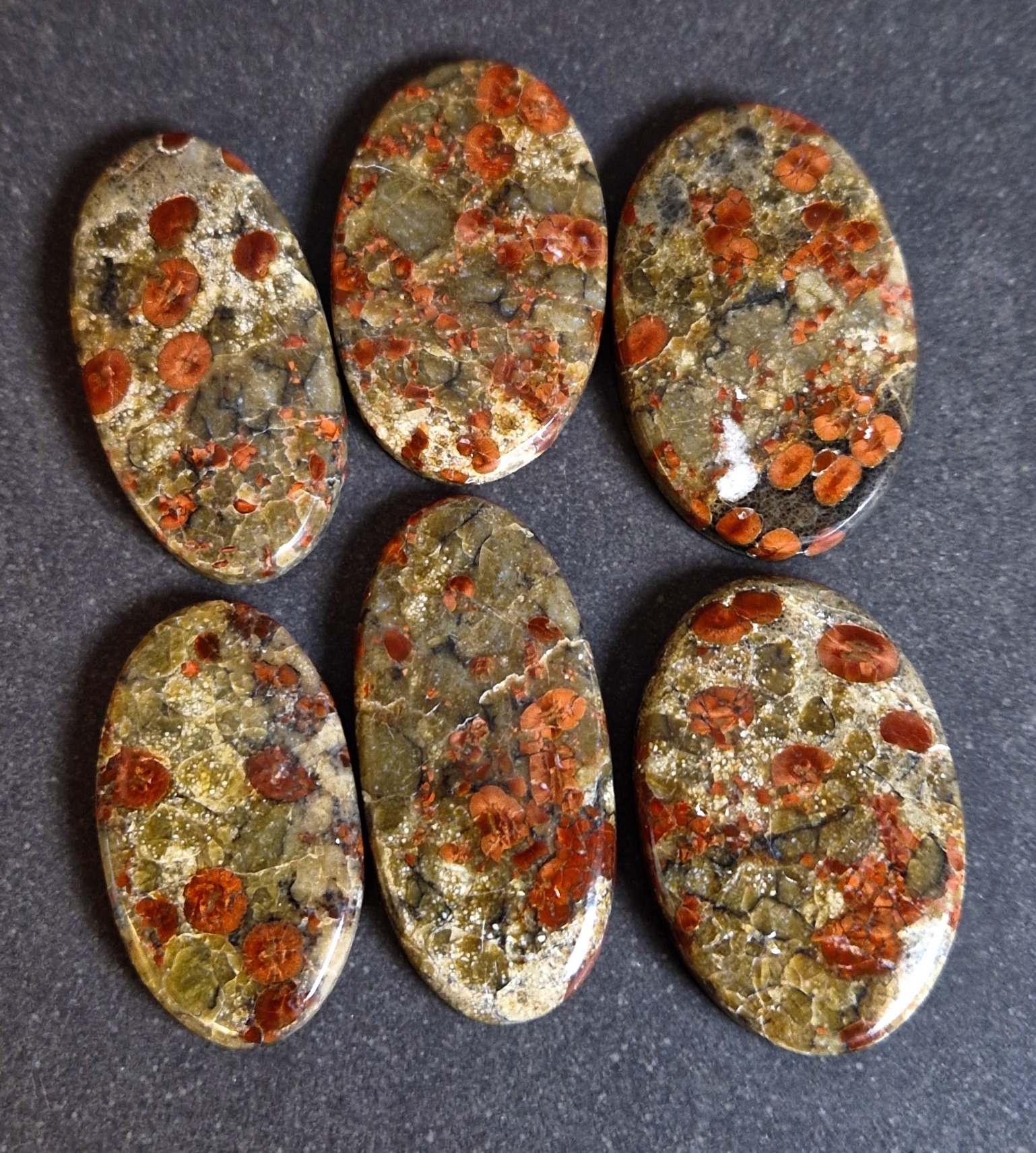 Oval Poppy Jaspis Cabochon