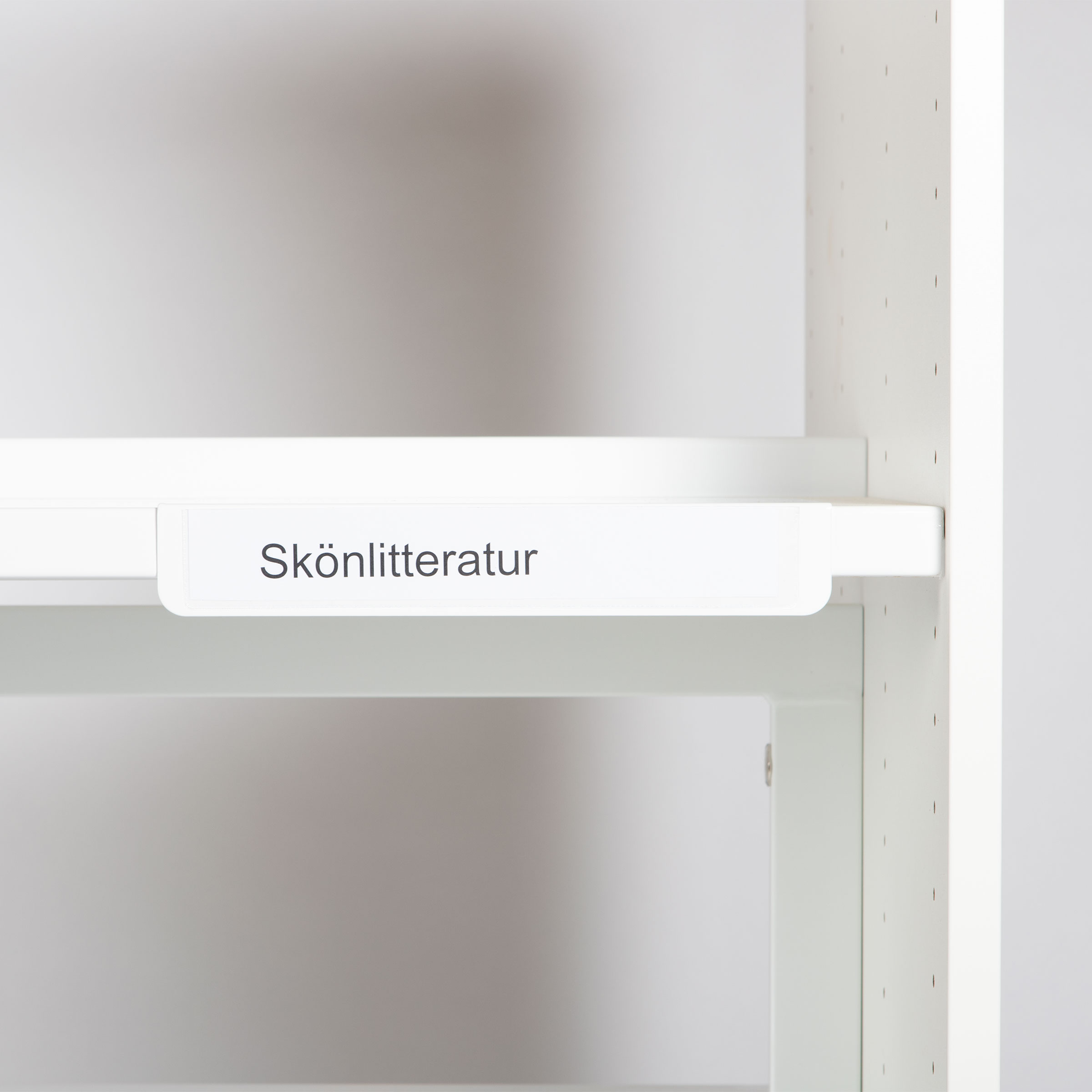 Tony hyllemerking i pulverlakkert metall med utskiftbar etikettlomme – passer alle hyller for tydelig merking.