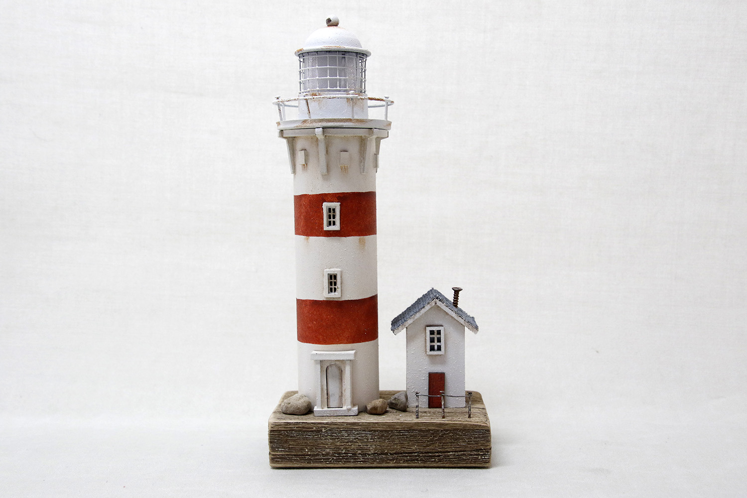 Lighthouse with House on plate 28x13x8 cm