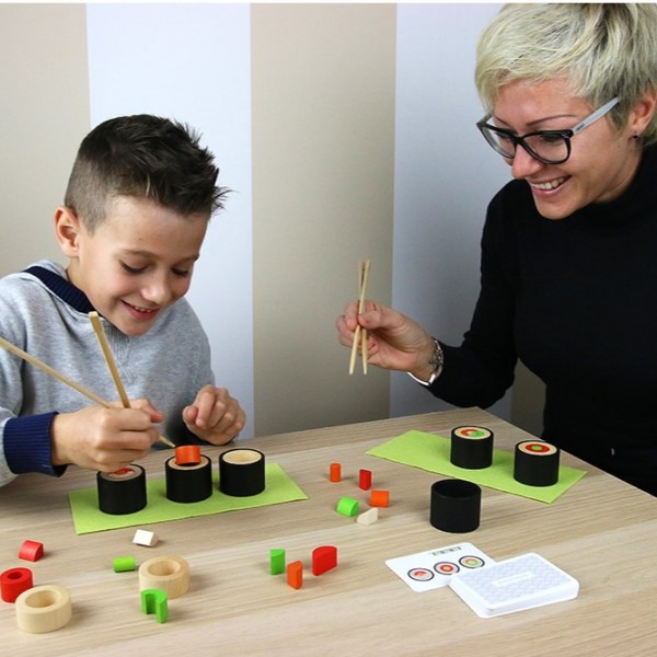 Kvinde og barn leger sushi spil