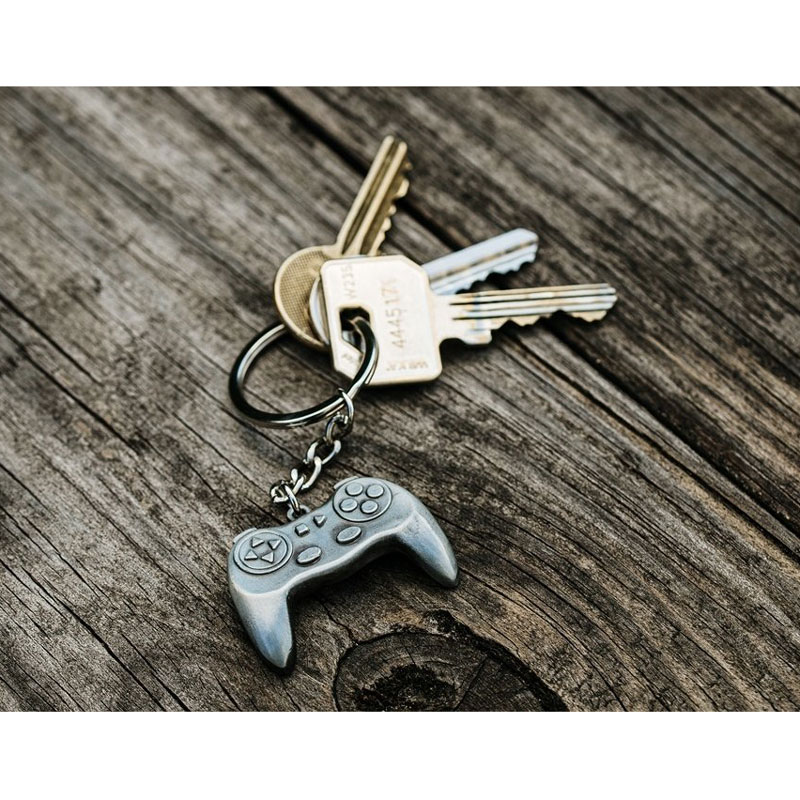 Gamer-Nyckelring i nyckelknippa på träbord