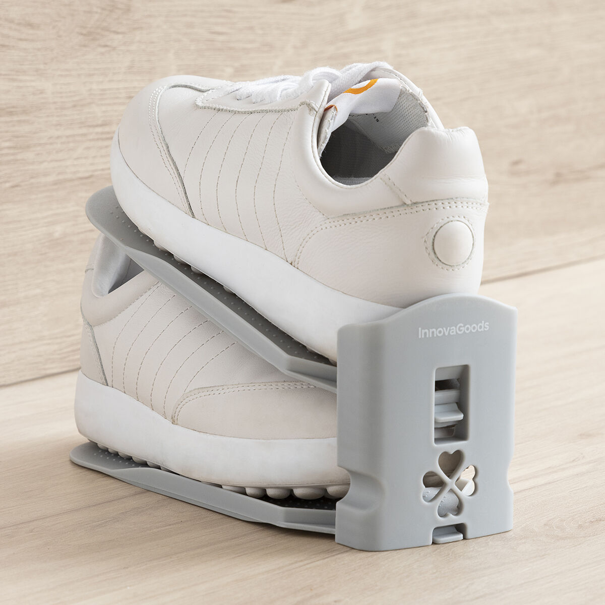 Justerbar Skoförvaring med ett par sneakers