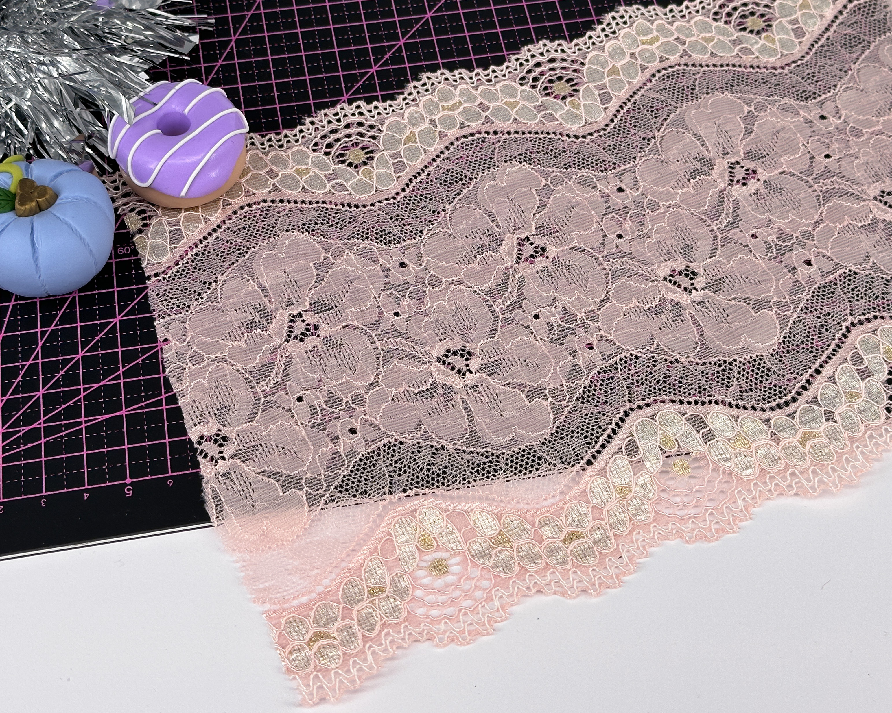 Light pink lace with light ivory border 17 cm