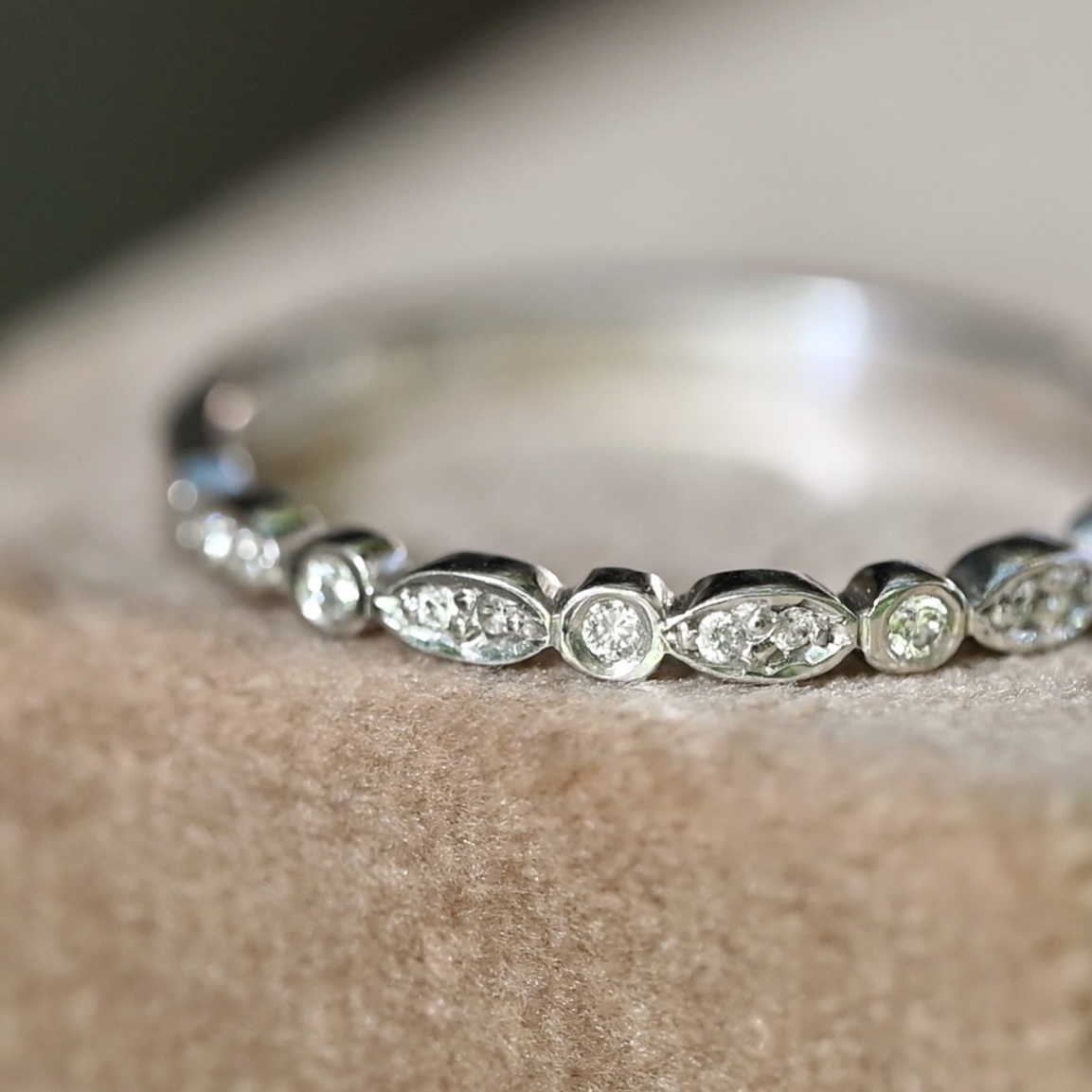 Ring Ebba handgjord diamanter vitguld 18 karat