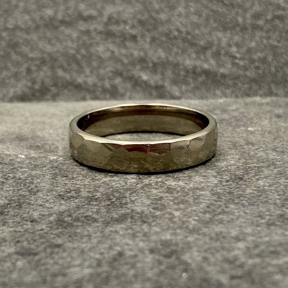 Ring PerFectlyFine handgjord yta vitguld 18 karat