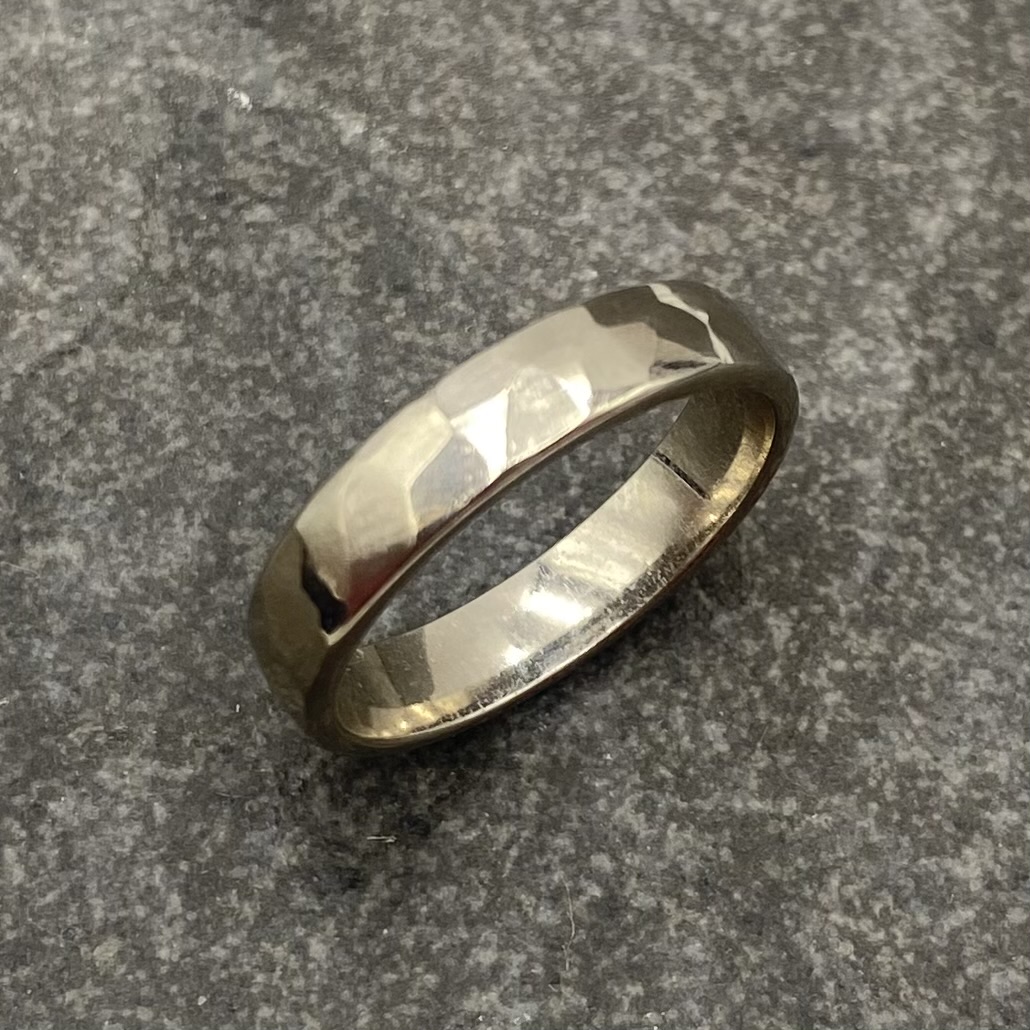 Ring PerFectlyFine handgjord yta vitguld 18 karat