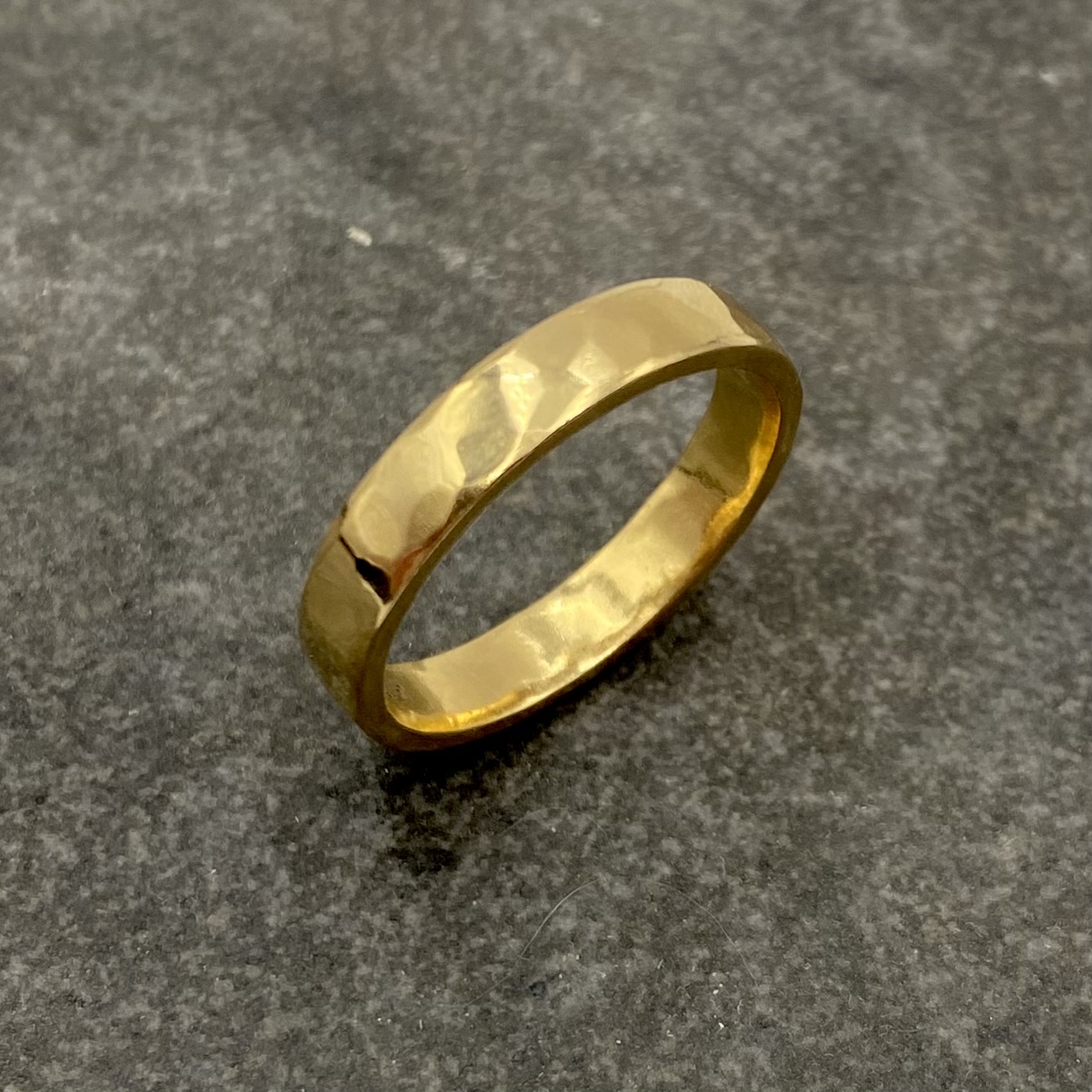 Ring Hammery handgjord yta guld 18 karat