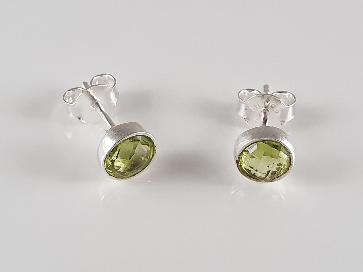 Peridot fas. cab. örstick ca. 7mm  925-silver
