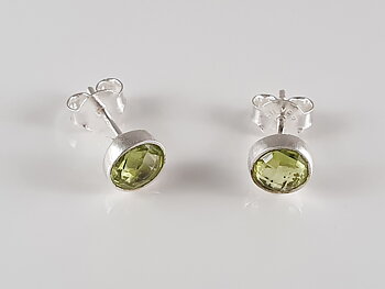 Peridot fas. cab. örstick ca. 7mm  925-silver