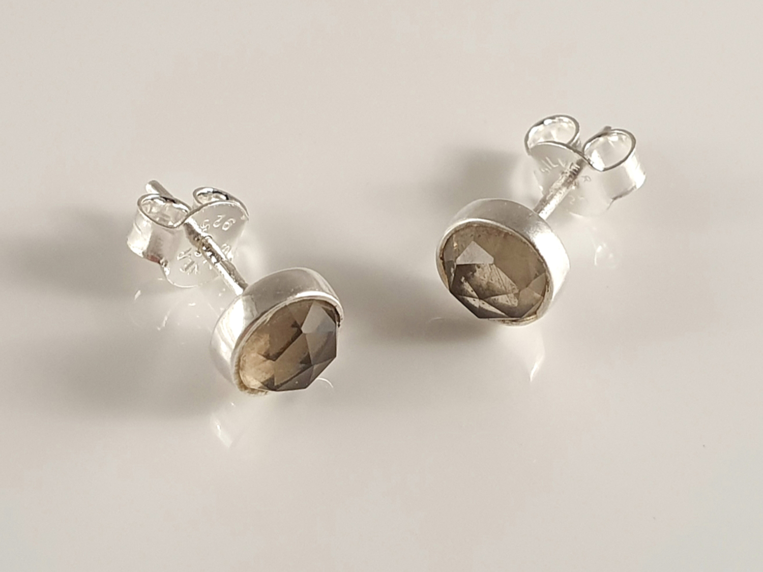 Smoky quartz ear stud, cab, bevel. ca. 7mm 925-silver