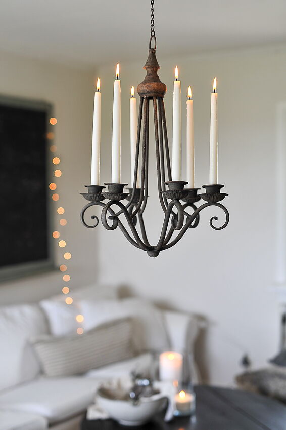 Ljuskrona i shabby chic stil med levande ljus