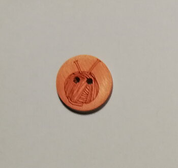 Träknapp - motiv: garnnystan med stickor, 15 mm