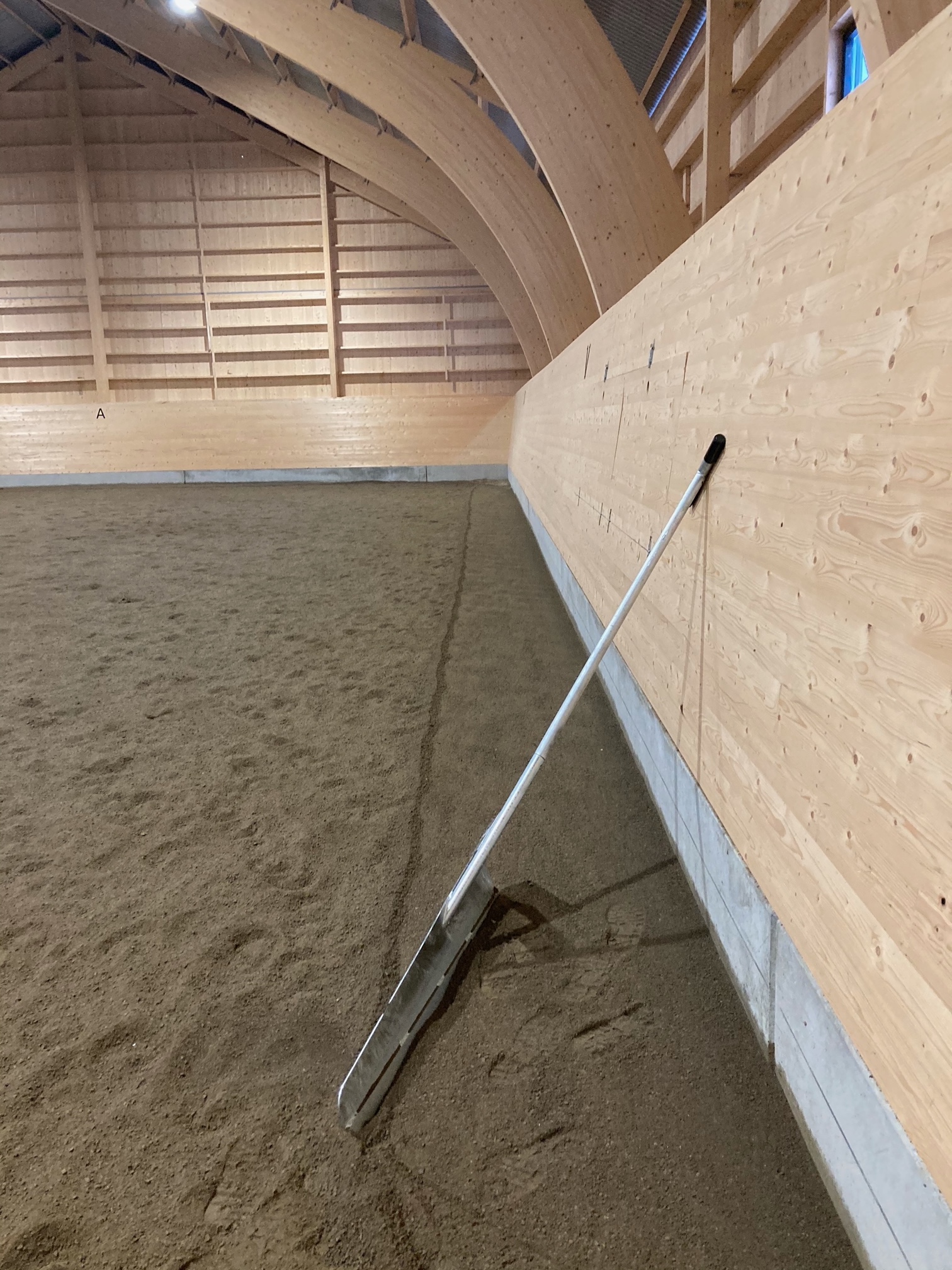 Sargskrapa för ridbana och paddock för effektivt och jämnt banunderhåll