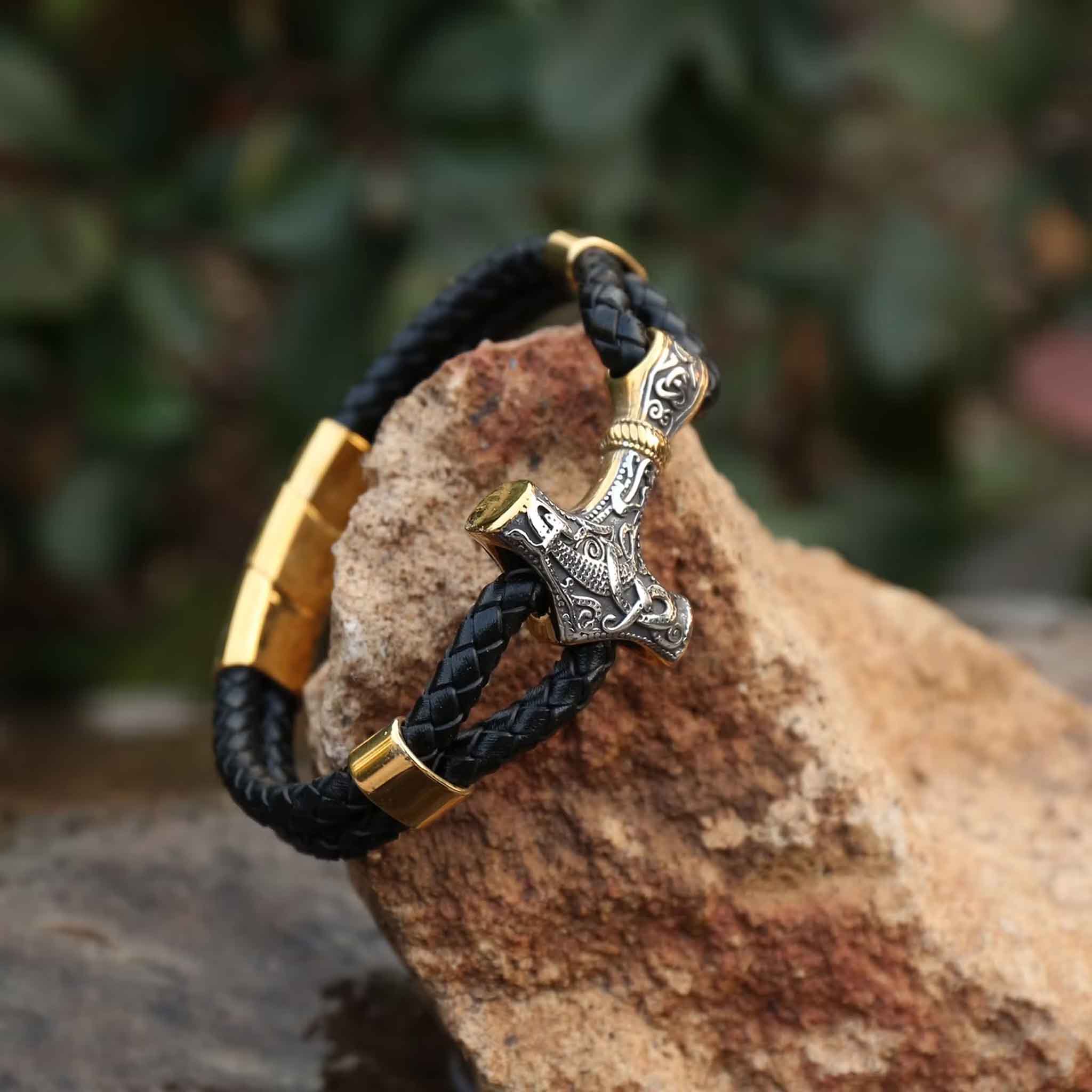 Justerbart læderarmbånd med Tors Hammer i nordisk design i guld og sølv