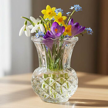 Kristallvas från Franska ARC International. Perfekt för de små vårblommorna 