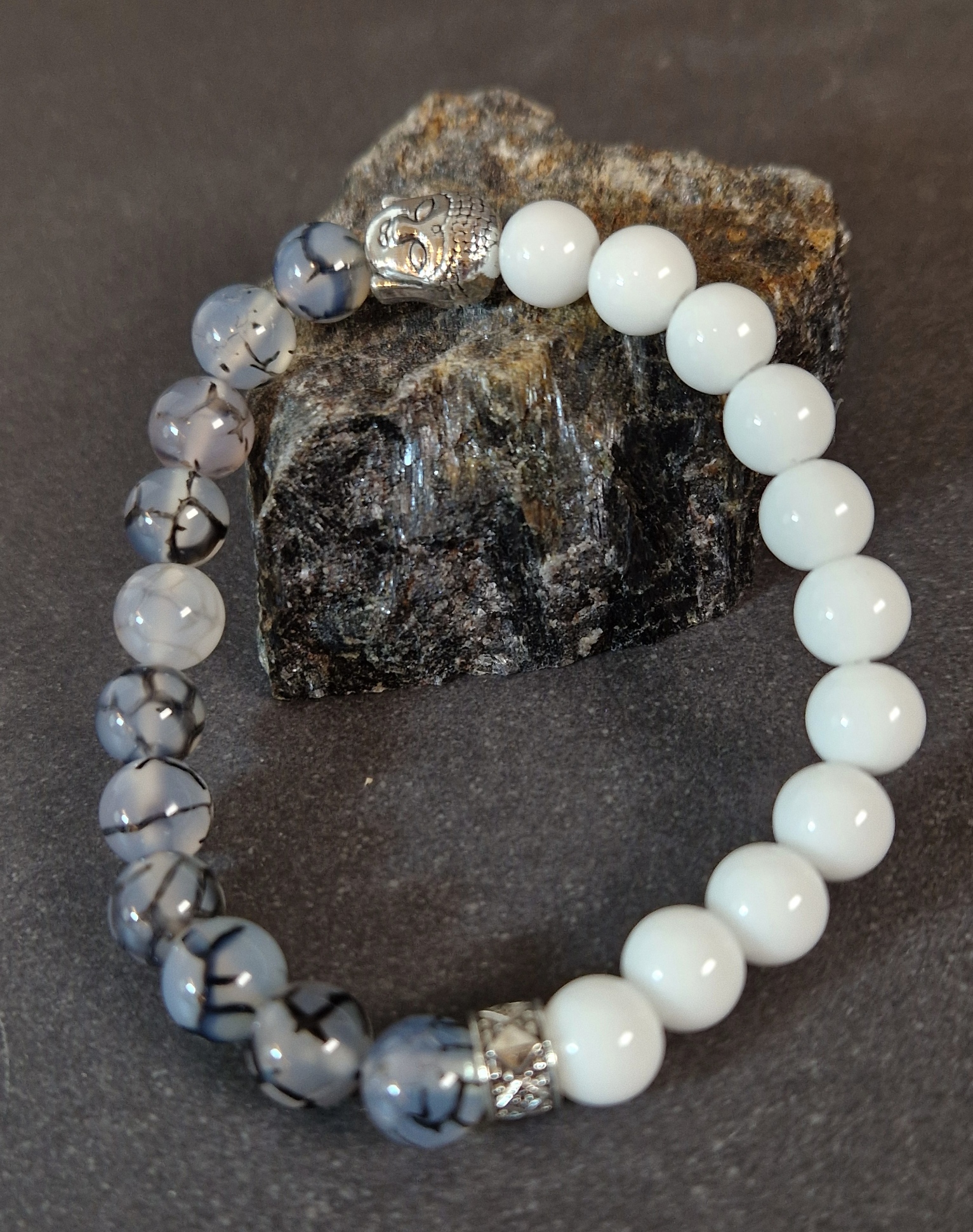 Buddha Armband med Vit och Svart Spräcklig Agat 