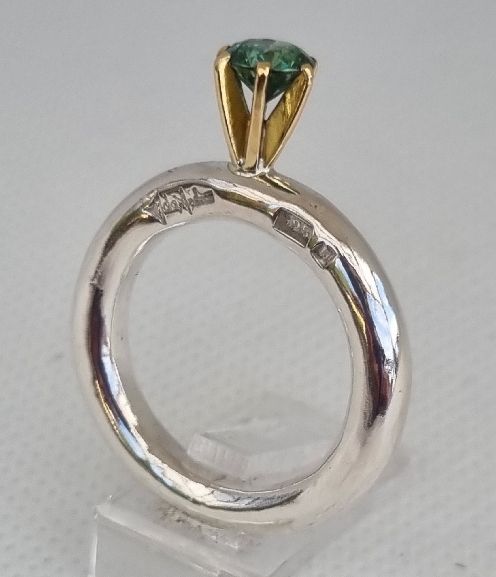 Ingrid-handgjord klassisk ring i silver med grön sten i guldfattning  - 6