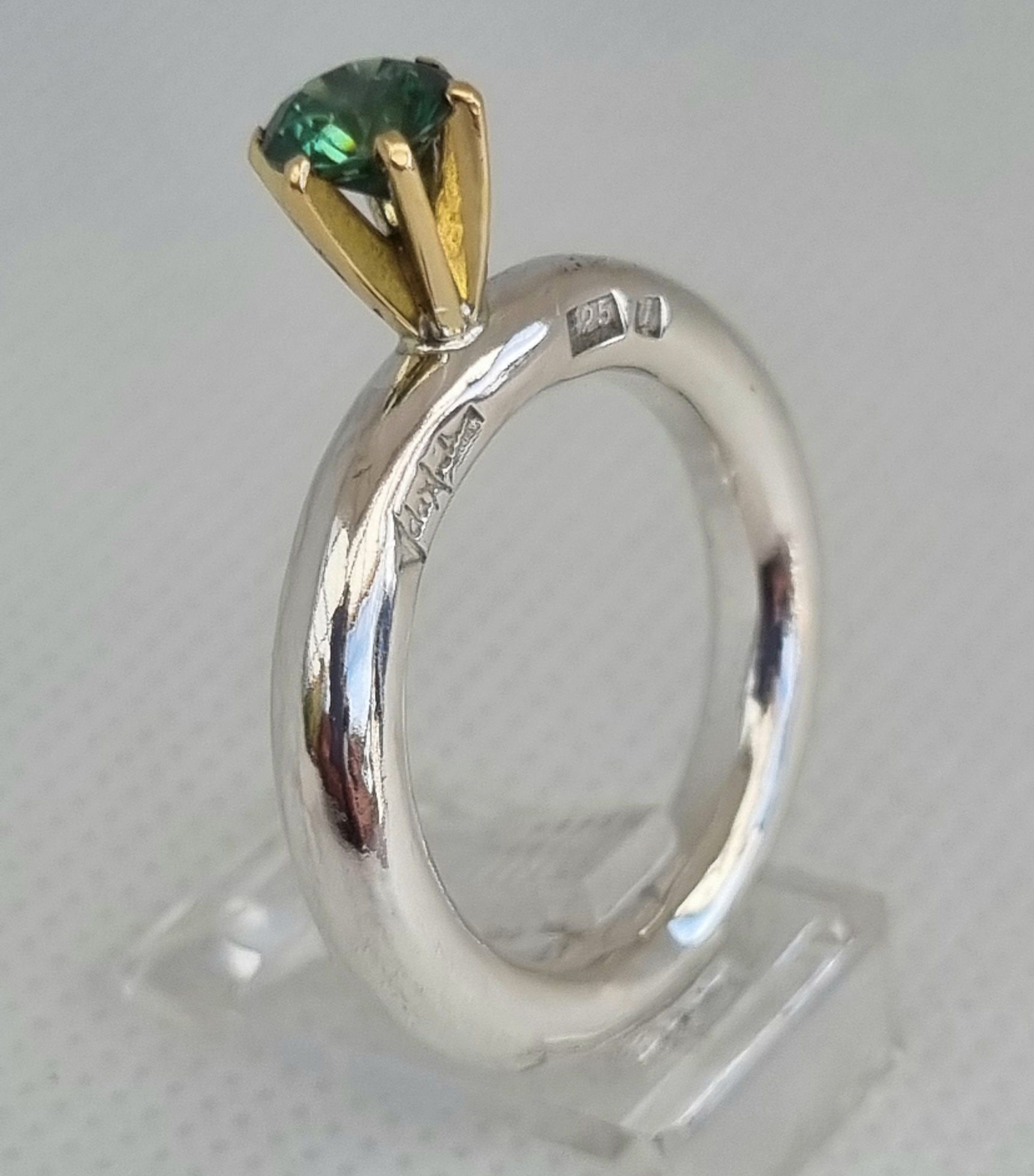 Ingrid-handgjord klassisk ring i silver med grön sten i guldfattning  - 13