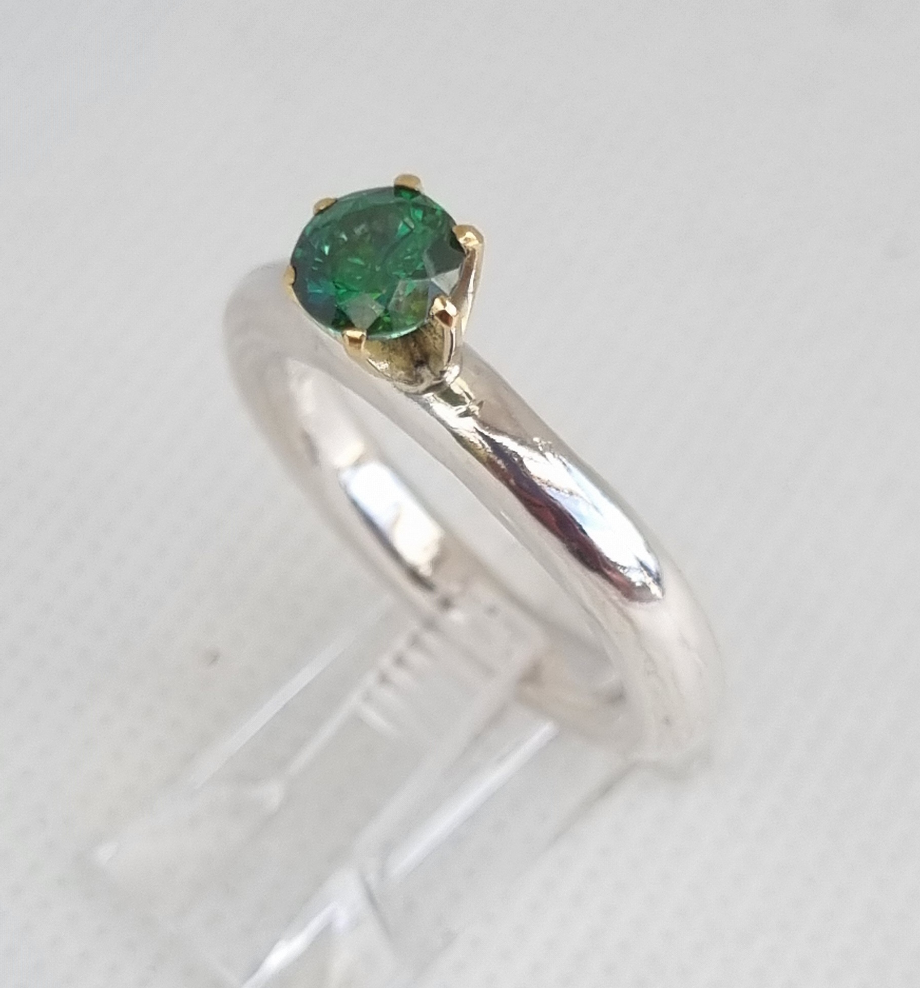 Ingrid-handgjord klassisk ring i silver med grön sten i guldfattning  - 2