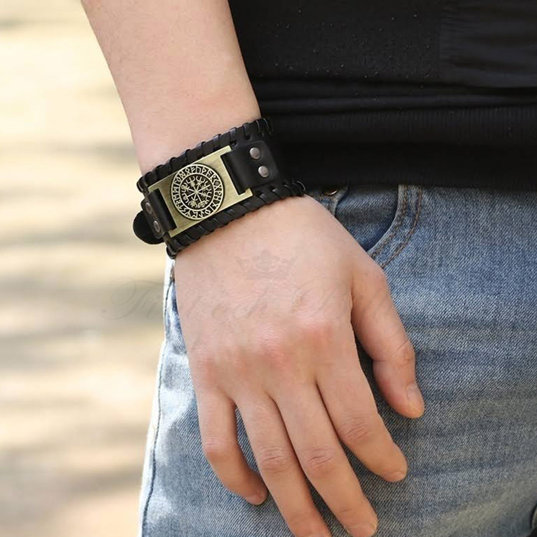 Vegvisir kompass armband med pallta i antik brons och personlig gravyr här på armen på en manlig modell