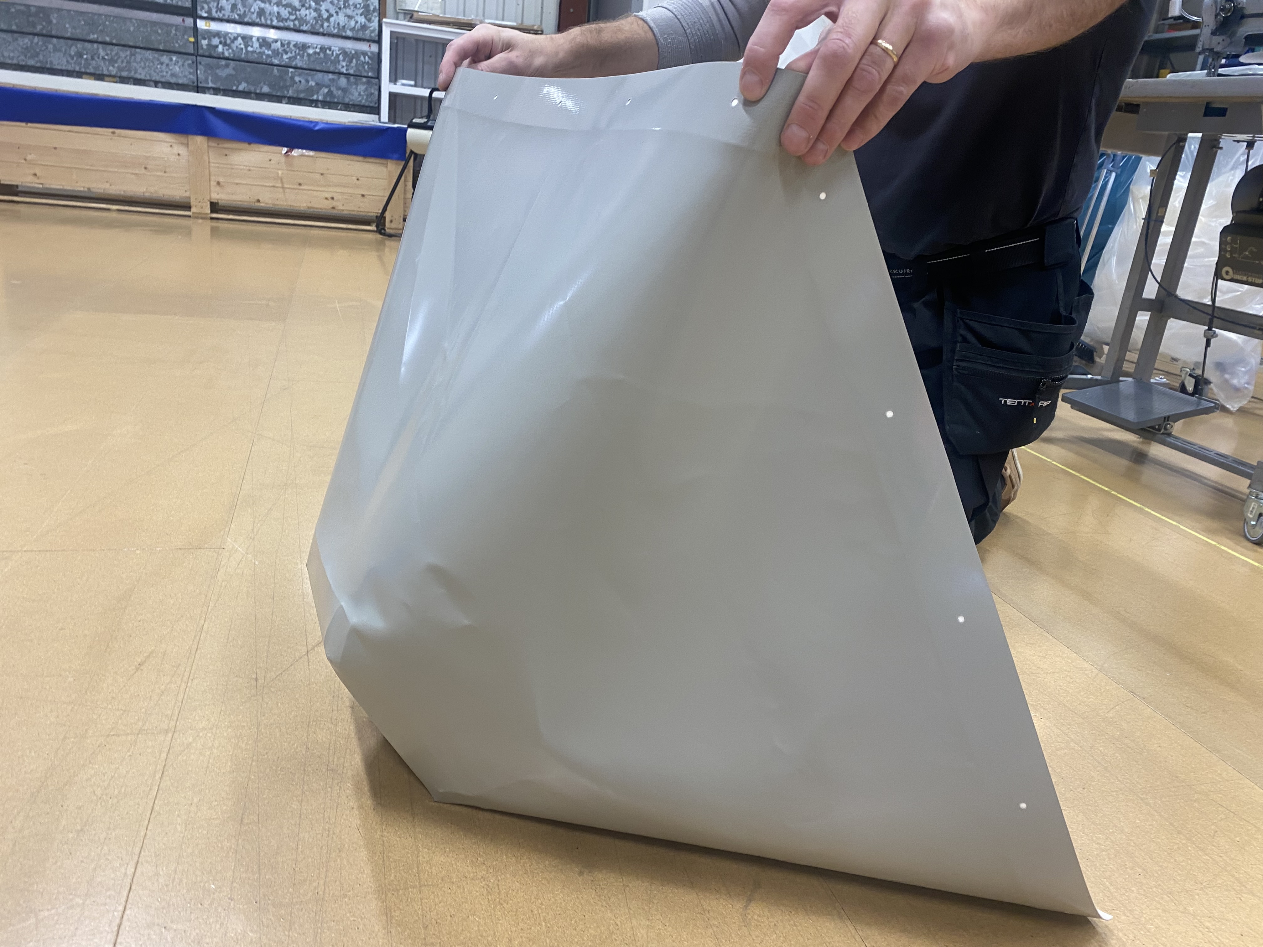 Konisk huv för uppsamling av baterivatten