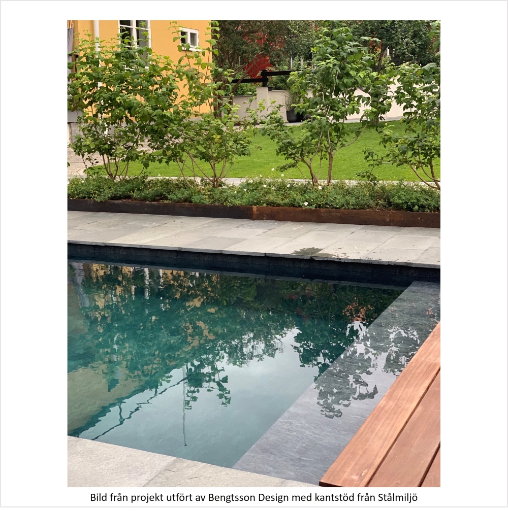 Pool med stenanläggning och gröna planteringar med rostbruna cortenkanter