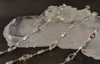 Silverarmband med fasetterade stenar