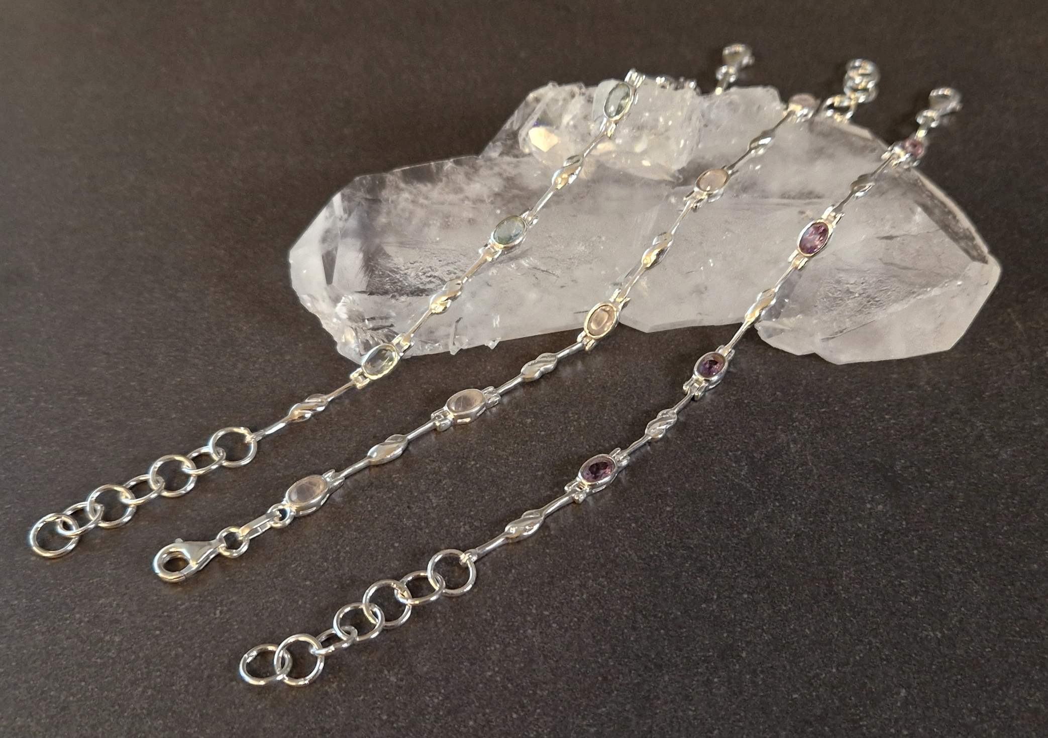 Silverarmband med fasetterade stenar