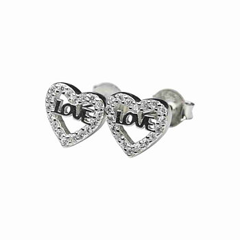 Örhänge i äkta silver med ett kristallhjärta och texten LOVE inuti. Kärleksörhängen