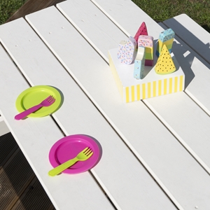 Hillerstorp Picnic Mini Vit barnbord med sittplatser för lek, fika och pyssel utomhus