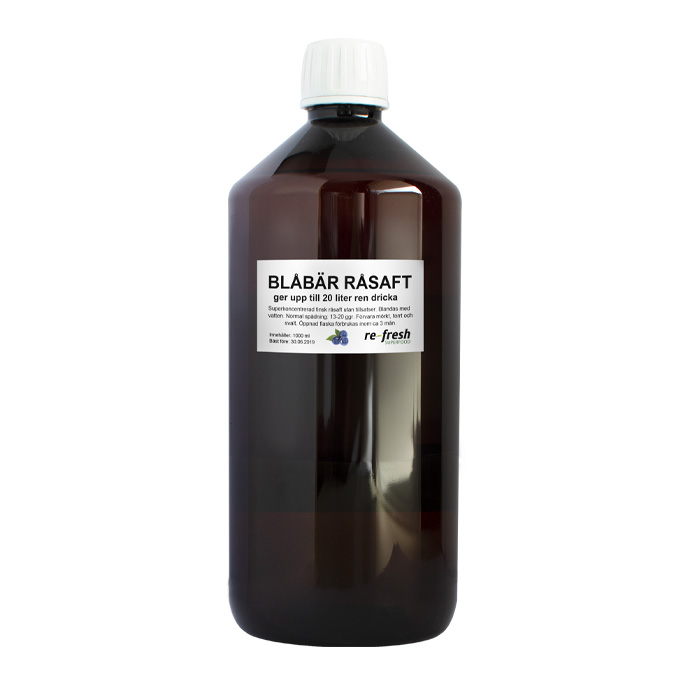 En mörkbrun flaska med en liten etikett som det står blåbär råsaft 1 liter på